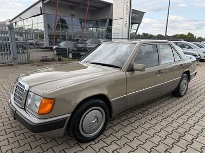 Braun Gebraucht 1991 Mercedes E230 Limousine | 13.900 €