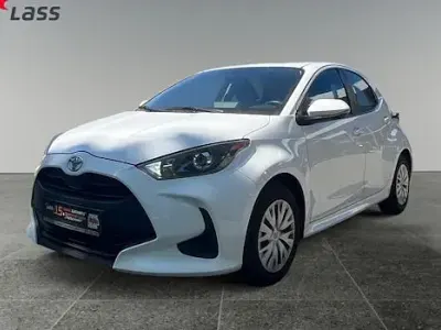 Używany Toyota Yaris Basis 72 KM (52 kW) 2023 Biały Hatchback