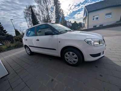 Gebraucht Skoda Fabia 65 PS (47 kW) 2012 Weiß Kleinwagen