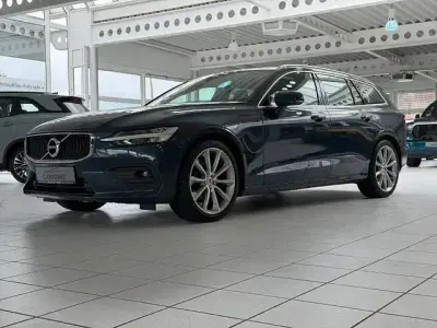 Gebraucht Volvo V60 Momentum 190 PS (139 kW) 2018 Blau Kombi