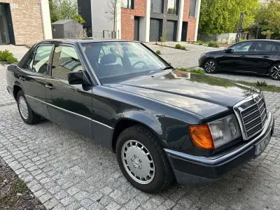 Second-hand Mercedes E300 1990 Gri Berlinǎ