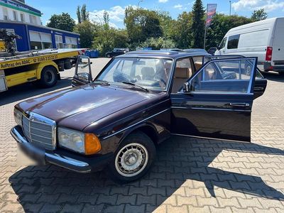 Second-hand Mercedes 200 60 CP (44 kW) 1979 Maro Berlinǎ