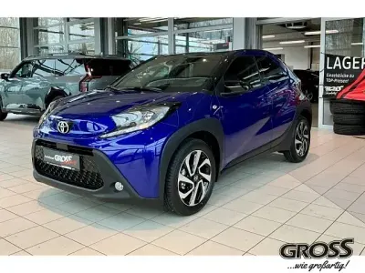 Neu Toyota Aygo Team 72 PS (52 kW) 2025 8y8)/ black mica (209) (blau Kleinwagen