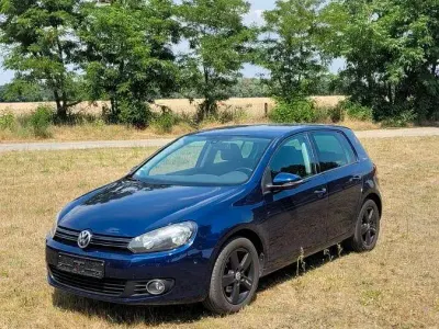 Gebraucht VW Golf VI Team 105 PS (77 kW) 2010 Blau Kleinwagen