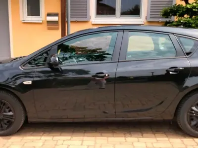 Gebraucht Opel Astra 140 PS (102 kW) 2013 Schwarz Limousine