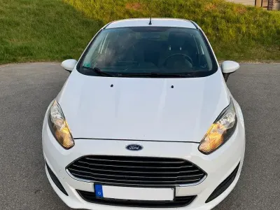 Usata Ford Fiesta Trend 101 CV (74 kW) 2013 Bianco Berlina