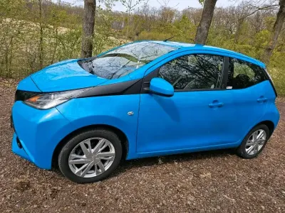 Używany Toyota Aygo Team 72 KM (52 kW) 2018 Niebieski Hatchback