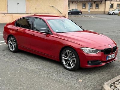 Gebraucht BMW 320 Sport Line 184 PS (135 kW) 2013 Rot Limousine