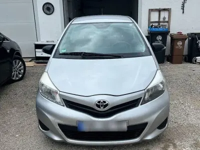 Brugt Toyota Yaris 69 HK (50 kW) 2012 Sølv Hatchback