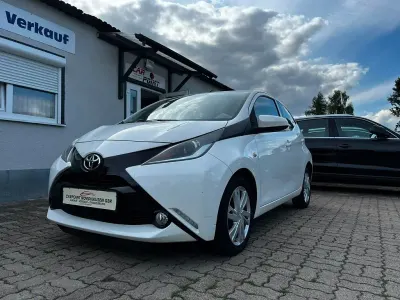 Gebraucht Toyota Aygo X-play 69 PS (50 kW) 2016 Weiß Kleinwagen