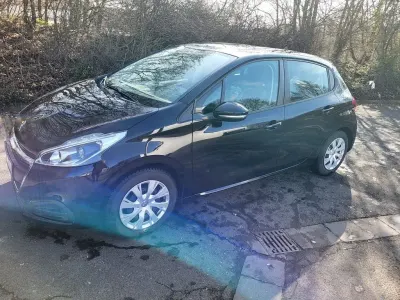 Gebraucht Peugeot 208 Active 82 PS (60 kW) 2016 Schwarz Kleinwagen