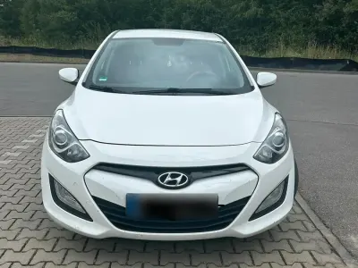 Gebraucht Hyundai i30 95 PS (69 kW) 2012 Weiß Kleinwagen