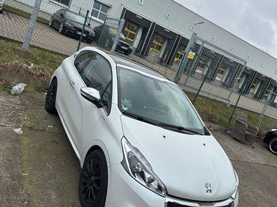 Weiß Gebraucht 2017 Peugeot 208 Active Kleinwagen | 6.900 € (Etwas zu teuer)