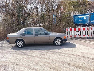 Usata Mercedes 190 75 CV (55 kW) 1991 Argento Berlina