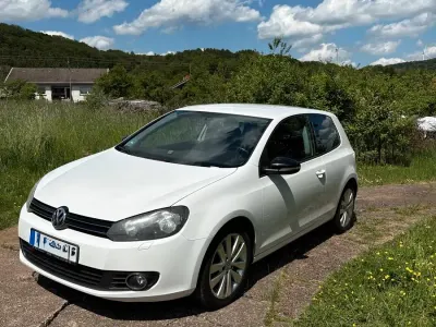 Gebraucht VW Golf VI 105 PS (77 kW) 2011 Weiß Kleinwagen