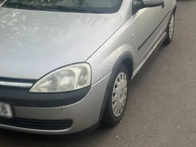 Używany Opel Corsa 58 KM (42 kW) 2002 Srebrny Hatchback