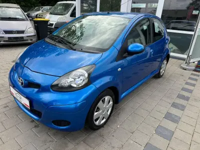 Używany Toyota Aygo Cool 68 KM (50 kW) 2012 Niebieski Hatchback
