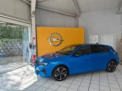 Gebraucht Opel Astra 131 PS (96 kW) 2024 Blau (metallic) Limousine