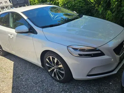 Gebraucht Volvo V40 Linje Svart 120 PS (88 kW) 2018 Crystal white perlmetallic Kombi