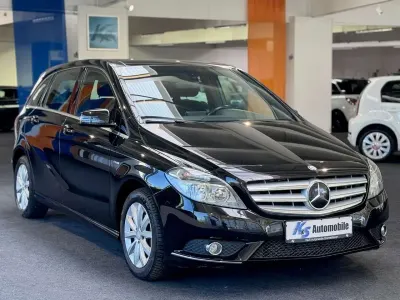 Gebraucht Mercedes B180 122 PS (89 kW) 2012 Kosmosschwarz Van / Kleinbus