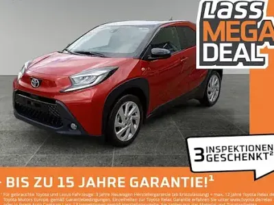 Gebraucht Toyota Aygo X Comfort 72 PS (52 kW) 2022 Chili red perleffekt/ night sky black SUV