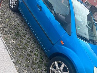 Second-hand Ford Fiesta 80 CP (58 kW) 2004 Albastru Hatchback