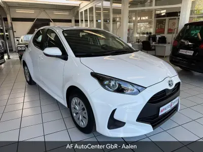 Begagnad Toyota Yaris Hybrid Business Edition 92 HK (67 kW) 2023 Vit Sedan