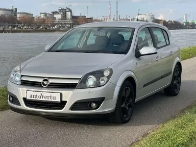 Gebraucht Opel Astra Sport 125 PS (91 kW) 2004 Starsilber iii m2 Limousine