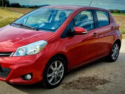 Gebraucht Toyota Yaris 100 PS (73 kW) 2012 Rot Kleinwagen