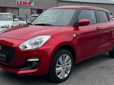 Begagnad Suzuki Swift Comfort 90 HK (66 kW) 2020 Röd Halvkombi