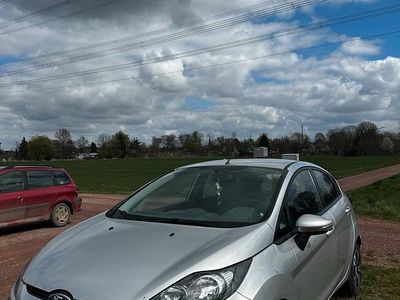 Gebraucht Ford Fiesta Titanium 82 PS (60 kW) 2011 Grau Kleinwagen