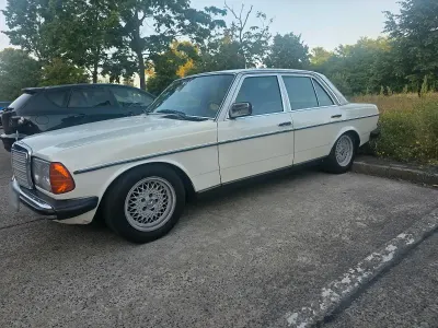 Gebraucht Mercedes 200 60 PS (44 kW) 1979 Weiß Limousine