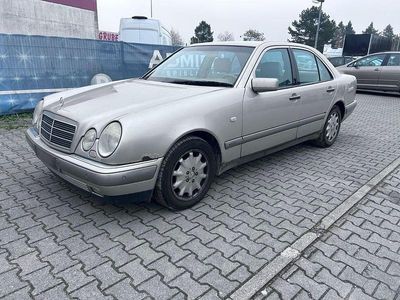 Gold Gebraucht 1998 Mercedes E300 Limousine | 4.700 €