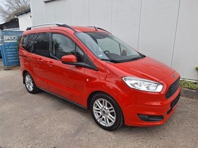 Gebraucht Ford Tourneo Courier Titanium 101 PS (74 kW) 2016 Race red Van / Kleinbus