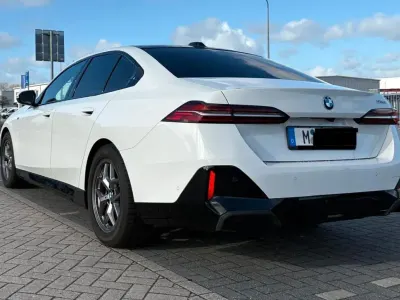 Gebraucht BMW 520 M Sport 208 PS (152 kW) 2023 Weiß Limousine