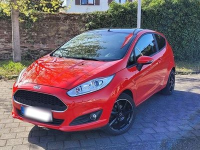 Begagnad Ford Fiesta 101 HK (74 kW) 2017 Röd Halvkombi