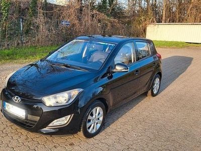 Gebraucht Hyundai i20 Edition 86 PS (63 kW) 2013 Schwarz Kleinwagen