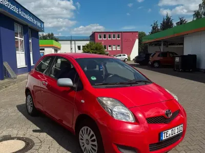 Gebraucht Toyota Yaris 69 PS (50 kW) 2011 Rot Kleinwagen