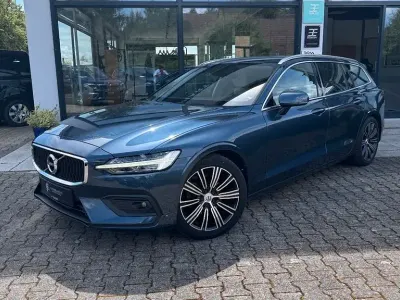 Gebraucht Volvo V60 Momentum 150 PS (110 kW) 2018 Denim blue / metallic Kombi