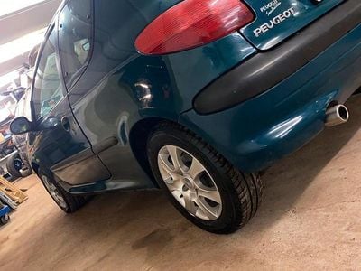 Gebraucht Peugeot 206 60 PS (44 kW) 2001 Grün Kleinwagen