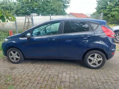 Gebraucht Ford Fiesta Trend 75 PS (55 kW) 2010 Blau Limousine
