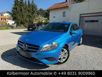 Używany Mercedes A180 122 KM (89 kW) 2014 Niebieski Sedan/Limuzyna