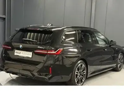 Gebraucht BMW 520 M Sport 197 PS (144 kW) 2024 Black sapphire metallic Kombi