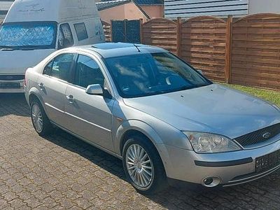 Gebraucht Ford Mondeo Ghia 145 PS (106 kW) 2001 Silber Coupé