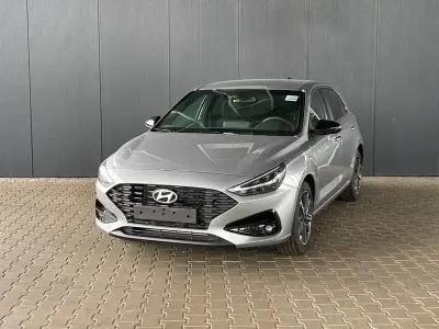 Neu Hyundai i30 Comfort 100 PS (73 kW) 2025 Silber