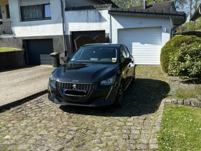 Gebraucht Peugeot 208 101 PS (74 kW) 2023 Schwarz Kleinwagen