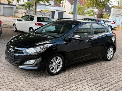 Gebraucht Hyundai i30 Trend 99 PS (72 kW) 2012 Schwarz Limousine