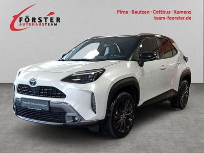 Platinweiss metallic, dach schwarz Gebraucht 2022 Toyota Yaris Hybrid Advance | 26.990 € (Teuer)