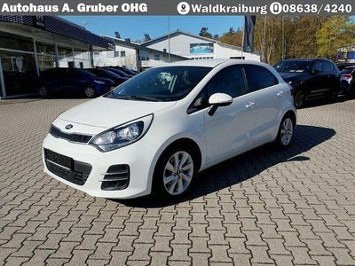 Gebraucht Kia Rio 109 PS (80 kW) 2016 Weiß Limousine