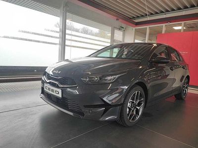 Neu Kia Ceed Spirit 140 PS (102 kW) 2025 Grau Kleinwagen